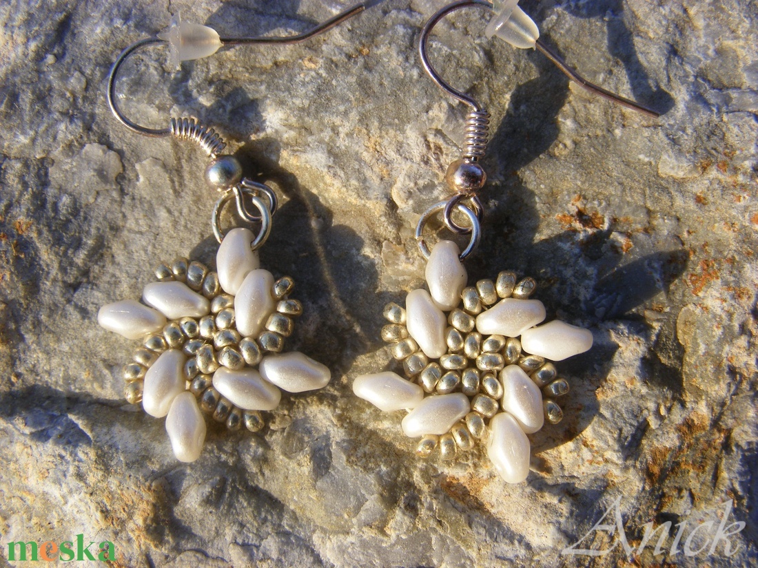 Forgórózsa - fehér-ezüst gyöngyfülbevaló - ékszer - fülbevaló - lógó fülbevaló - Meska.hu