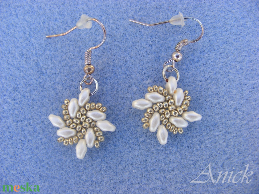 Forgórózsa - fehér-ezüst gyöngyfülbevaló - ékszer - fülbevaló - lógó fülbevaló - Meska.hu