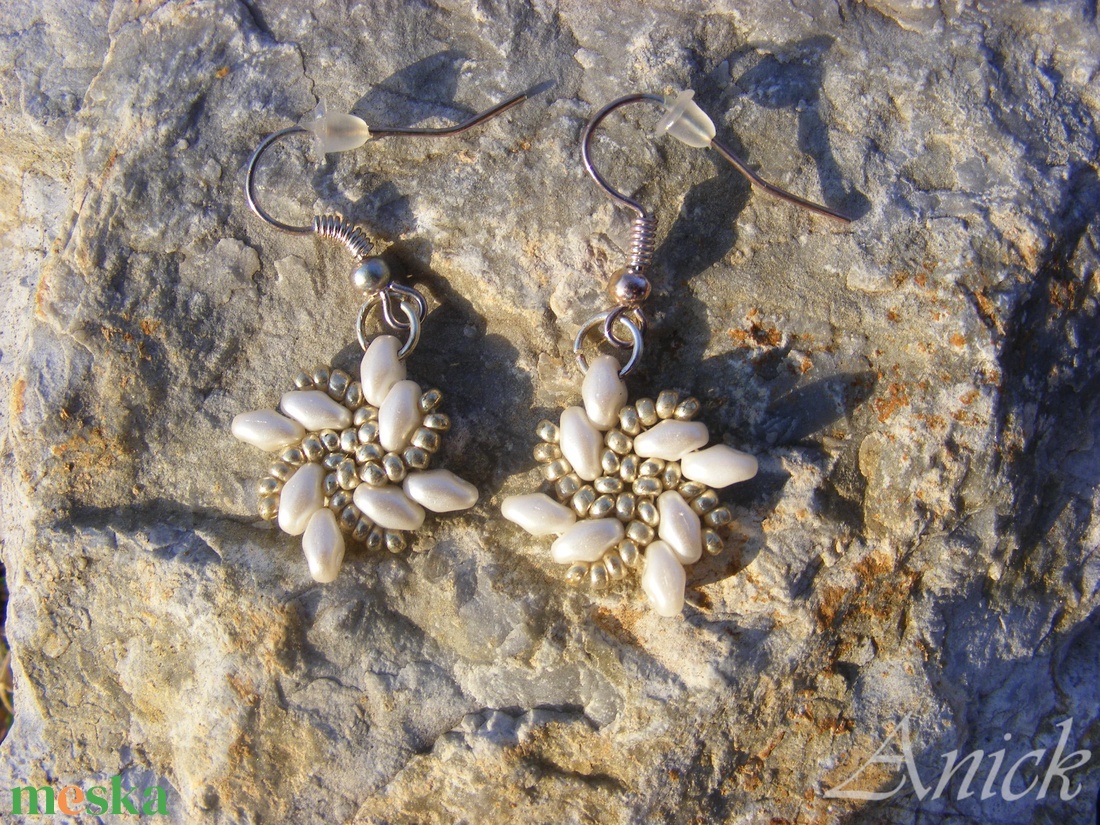 Forgórózsa - fehér-ezüst gyöngyfülbevaló - ékszer - fülbevaló - lógó fülbevaló - Meska.hu