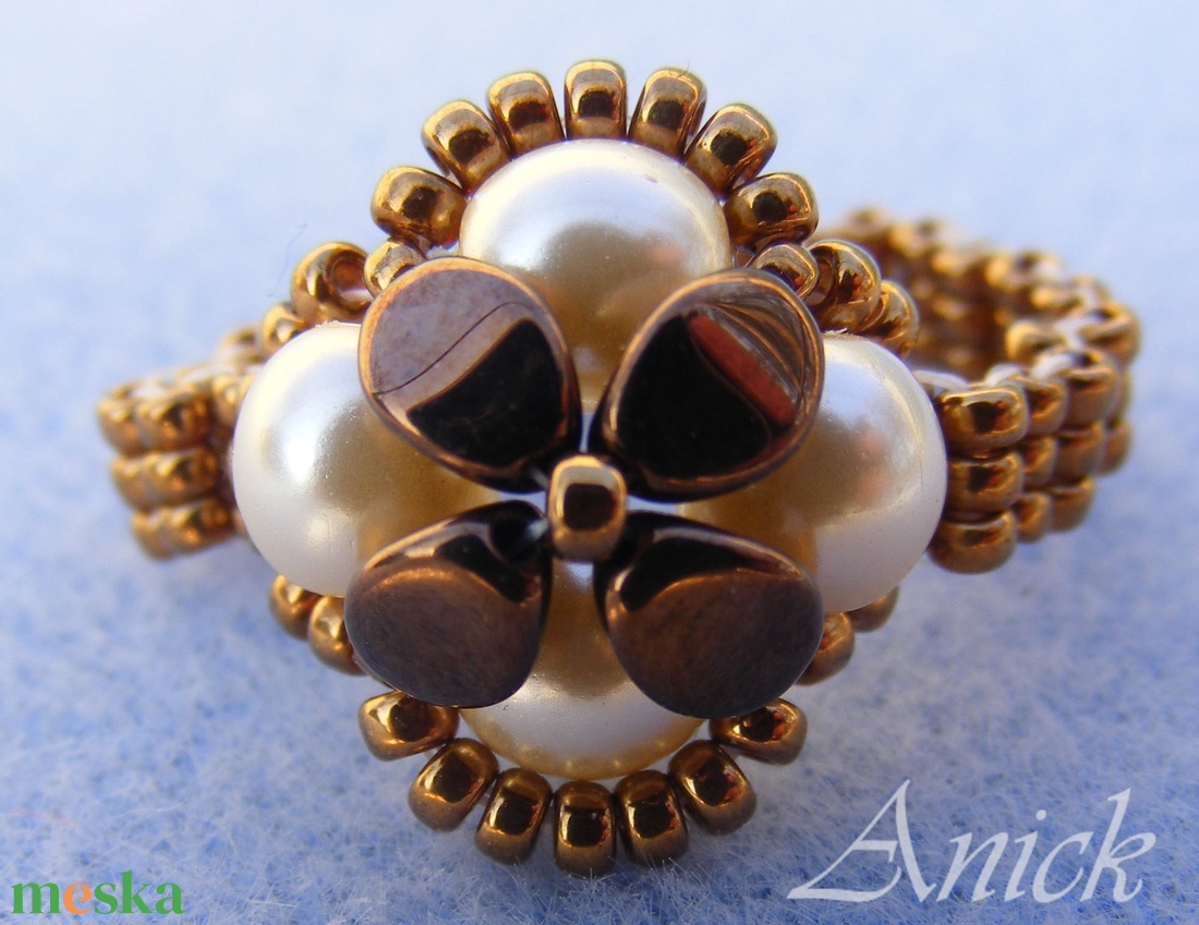 Bronz virág - bronz, bézs gyöngygyűrű - ékszer - gyűrű - gyöngyös gyűrű - Meska.hu