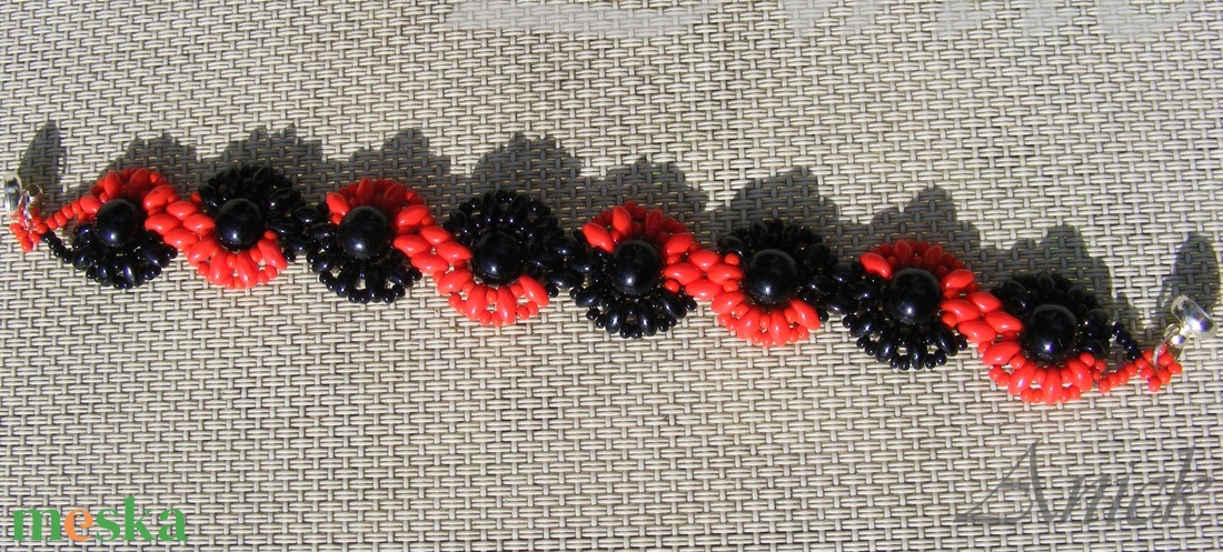 Lávahullám - fekete - piros gyöngykarköző - ékszer - karkötő - gyöngyös karkötő - Meska.hu