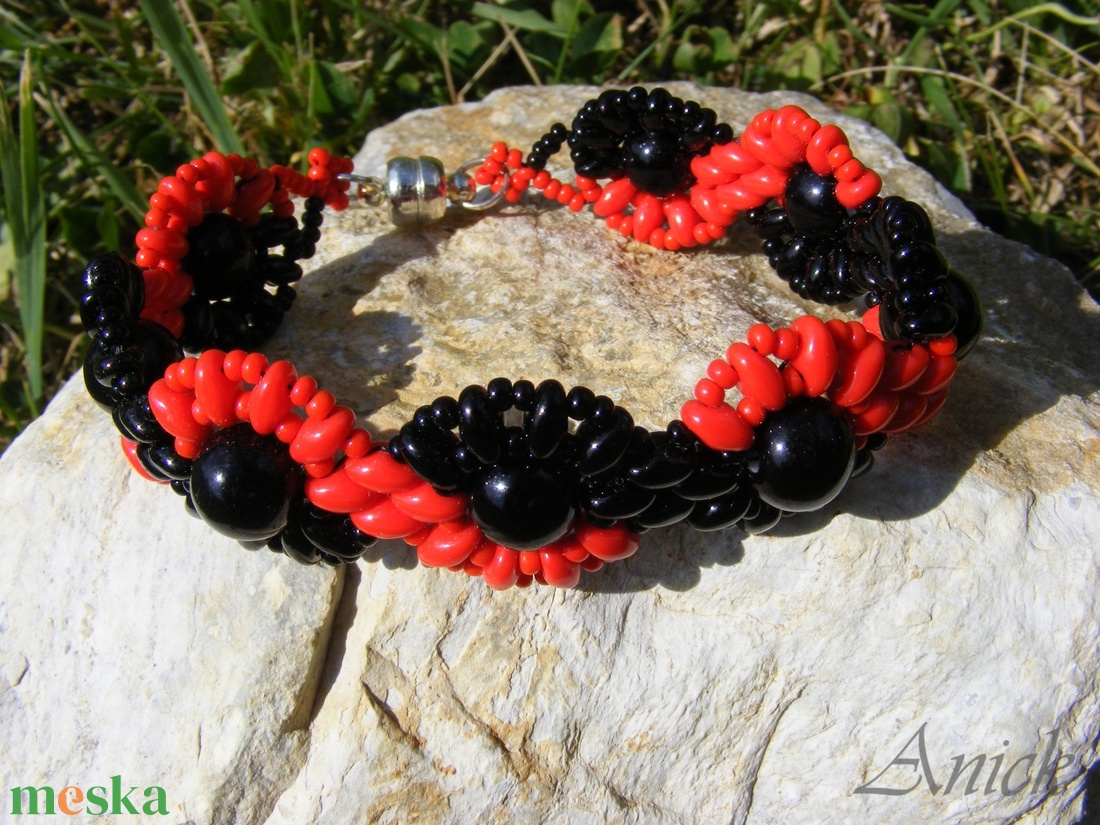 Lávahullám - fekete - piros gyöngykarköző - ékszer - karkötő - gyöngyös karkötő - Meska.hu