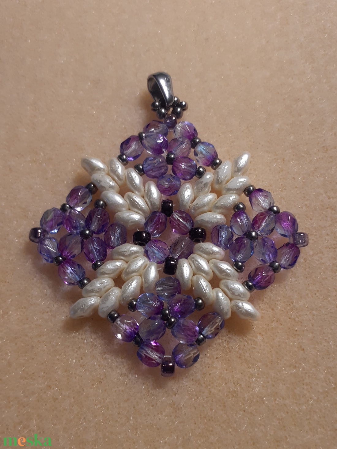 Négyszirmú virág - gyöngymedál - ékszer - nyaklánc - medál - Meska.hu