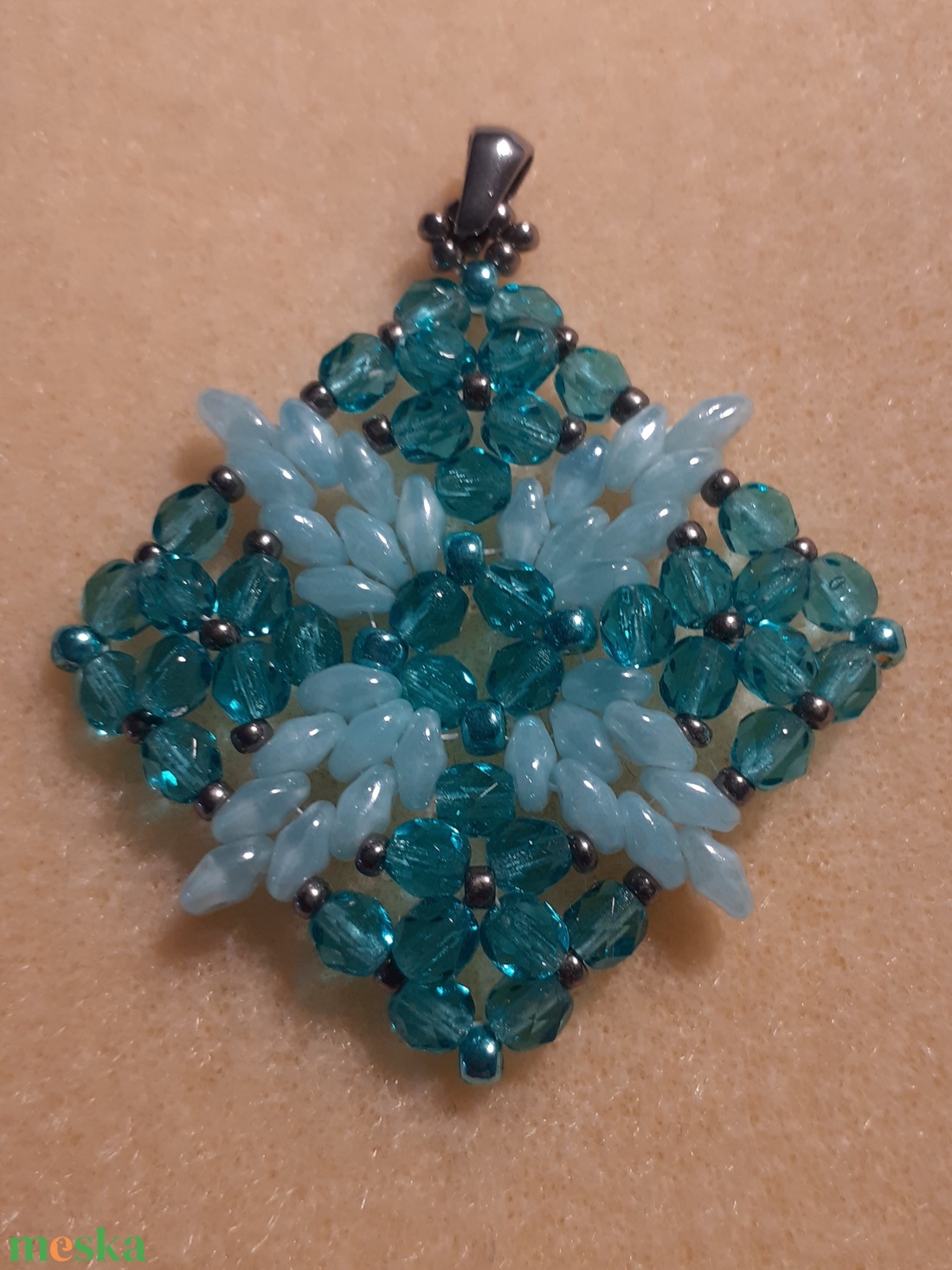 Négyszirmú virág - gyöngymedál - ékszer - nyaklánc - medál - Meska.hu