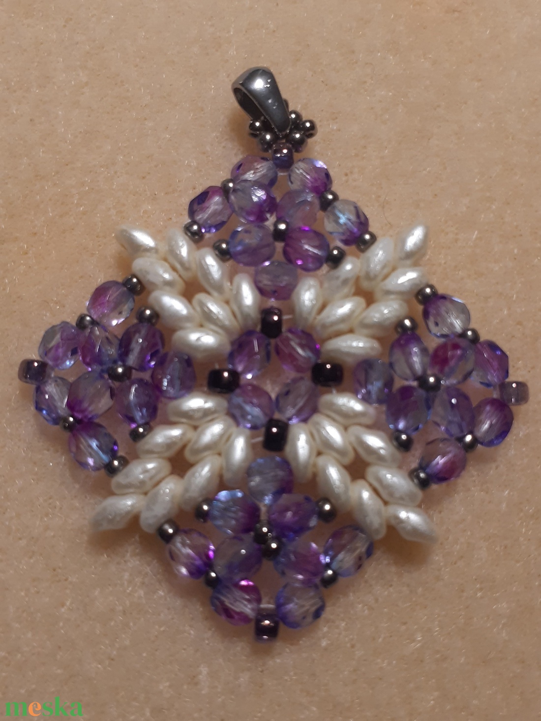 Négyszirmú virág - gyöngymedál - ékszer - nyaklánc - medál - Meska.hu