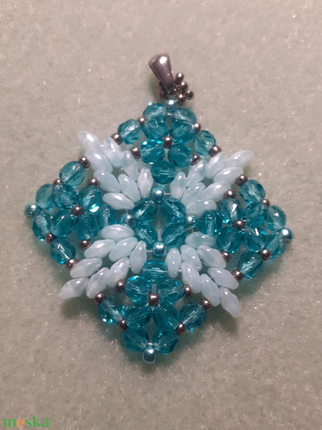 Négyszirmú virág - gyöngymedál - ékszer - nyaklánc - medál - Meska.hu