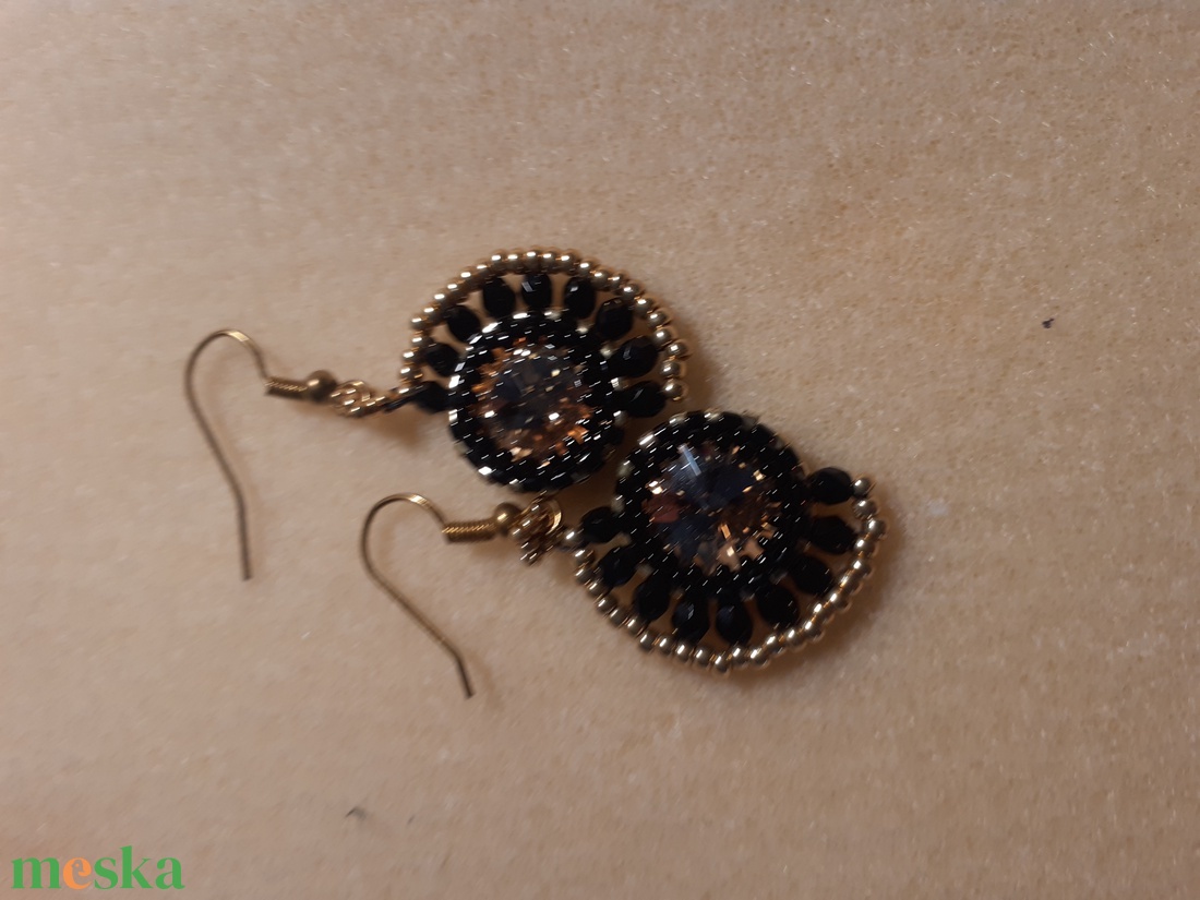 Aranyhold - Arany - fekete gyöngyfülbevaló - ékszer - fülbevaló - lógó fülbevaló - Meska.hu