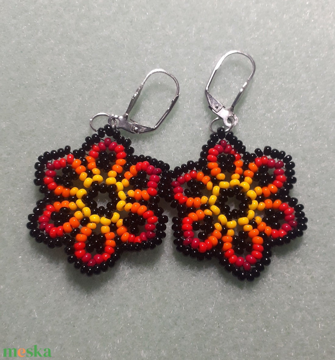 Lángvirág - Fekete, tűzszínű fülbevaló - ékszer - fülbevaló - lógós kerek fülbevaló - Meska.hu