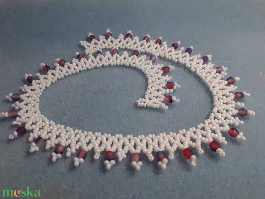 Csiperke fehér, lila színű népi gyöngy nyaklánc - ékszer - nyaklánc - gyöngyös nyaklánc - Meska.hu