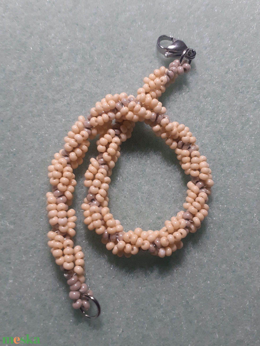 Bézs csavar - gyöngykarkötő - ékszer - karkötő - gyöngyös karkötő - Meska.hu