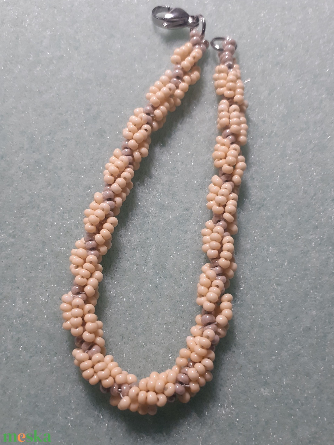 Bézs csavar - gyöngykarkötő - ékszer - karkötő - gyöngyös karkötő - Meska.hu