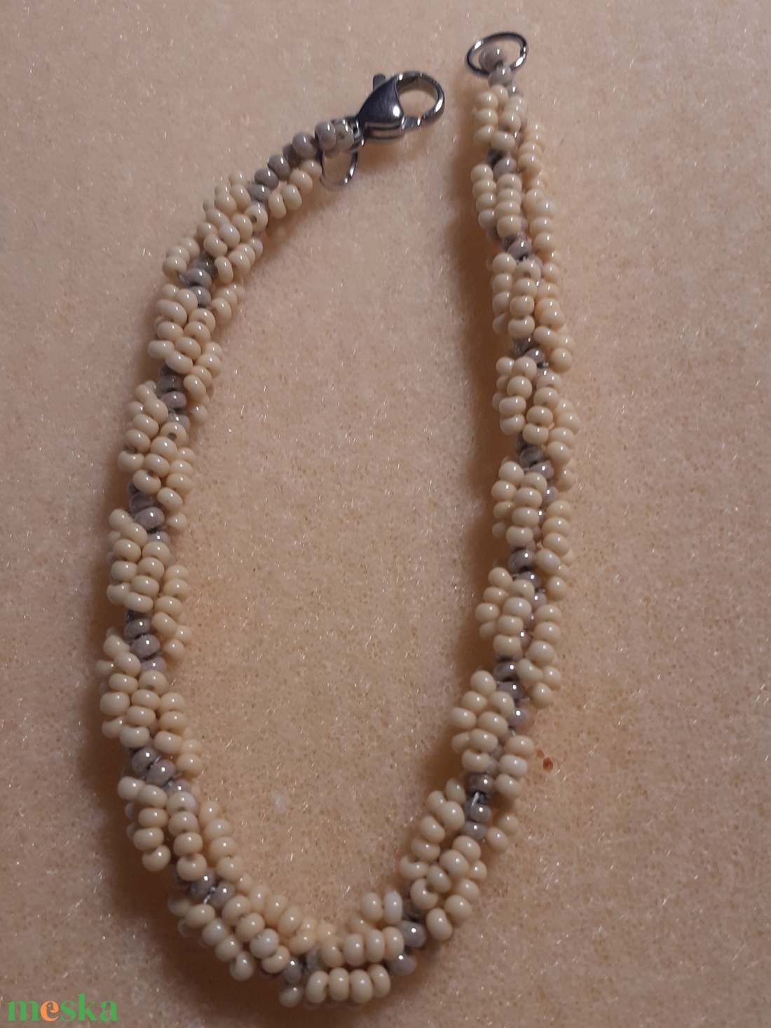 Bézs csavar - gyöngykarkötő - ékszer - karkötő - gyöngyös karkötő - Meska.hu