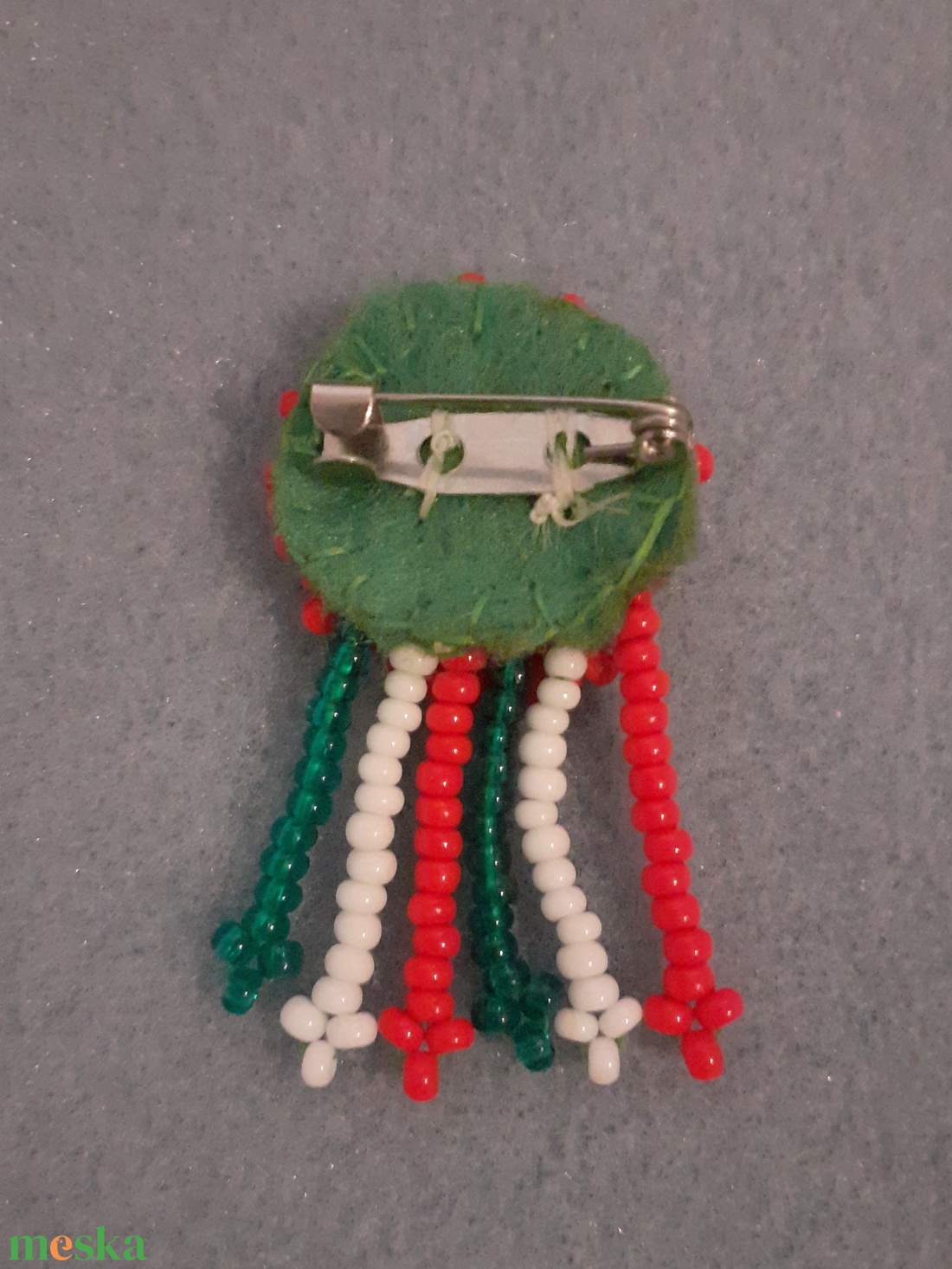 Gyöngykokárda - klasszikus - ékszer - kitűző és bross - Meska.hu