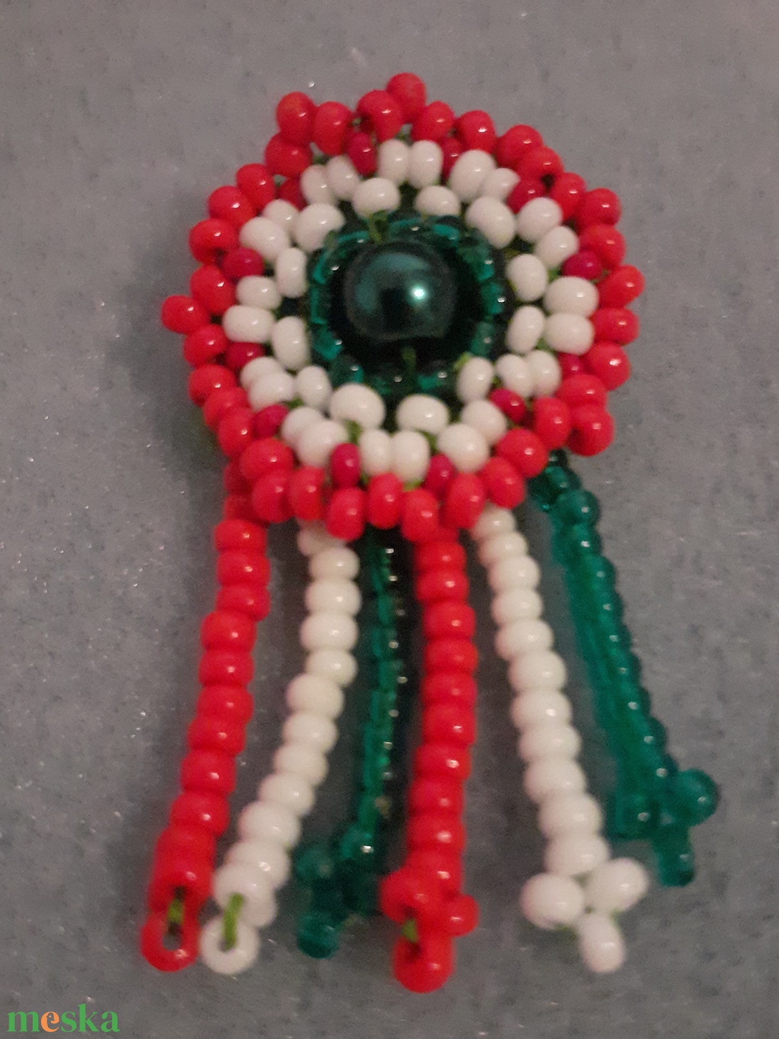 Gyöngykokárda - klasszikus - ékszer - kitűző és bross - Meska.hu