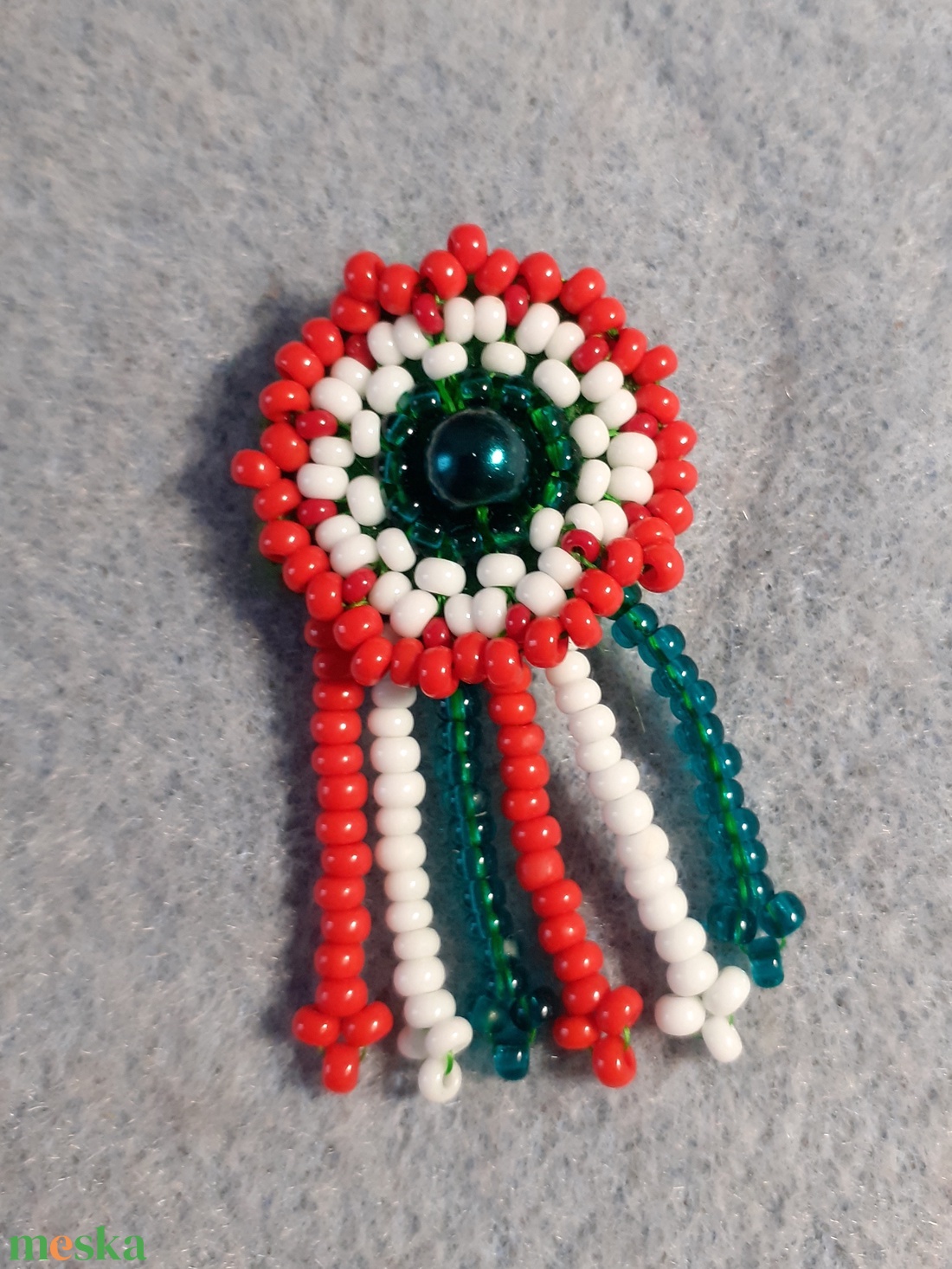 Gyöngykokárda - klasszikus - ékszer - kitűző és bross - Meska.hu