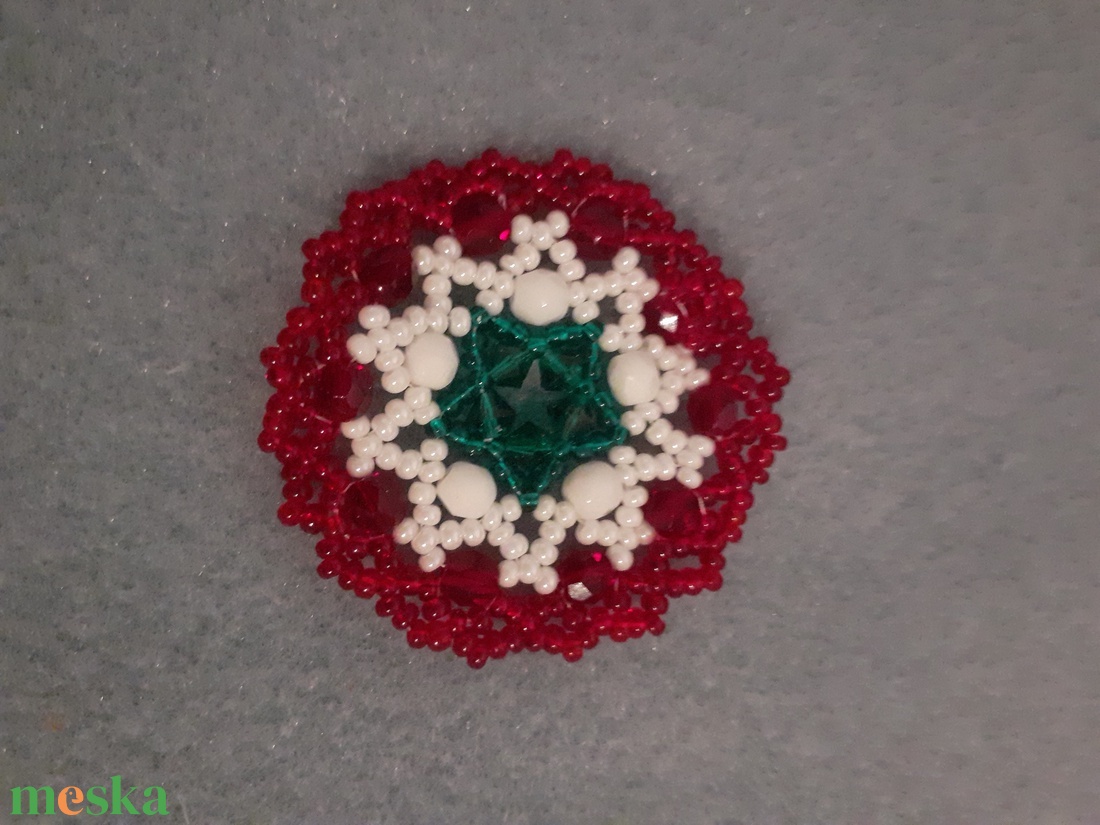 Gyöngykokárda - 2. - ékszer - kitűző és bross - Meska.hu
