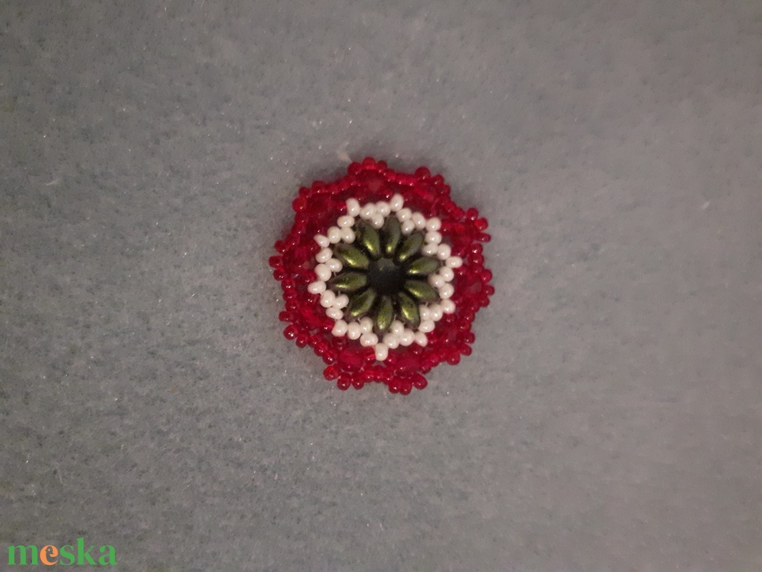 Gyöngykokárda - 3. - ékszer - kitűző és bross - Meska.hu