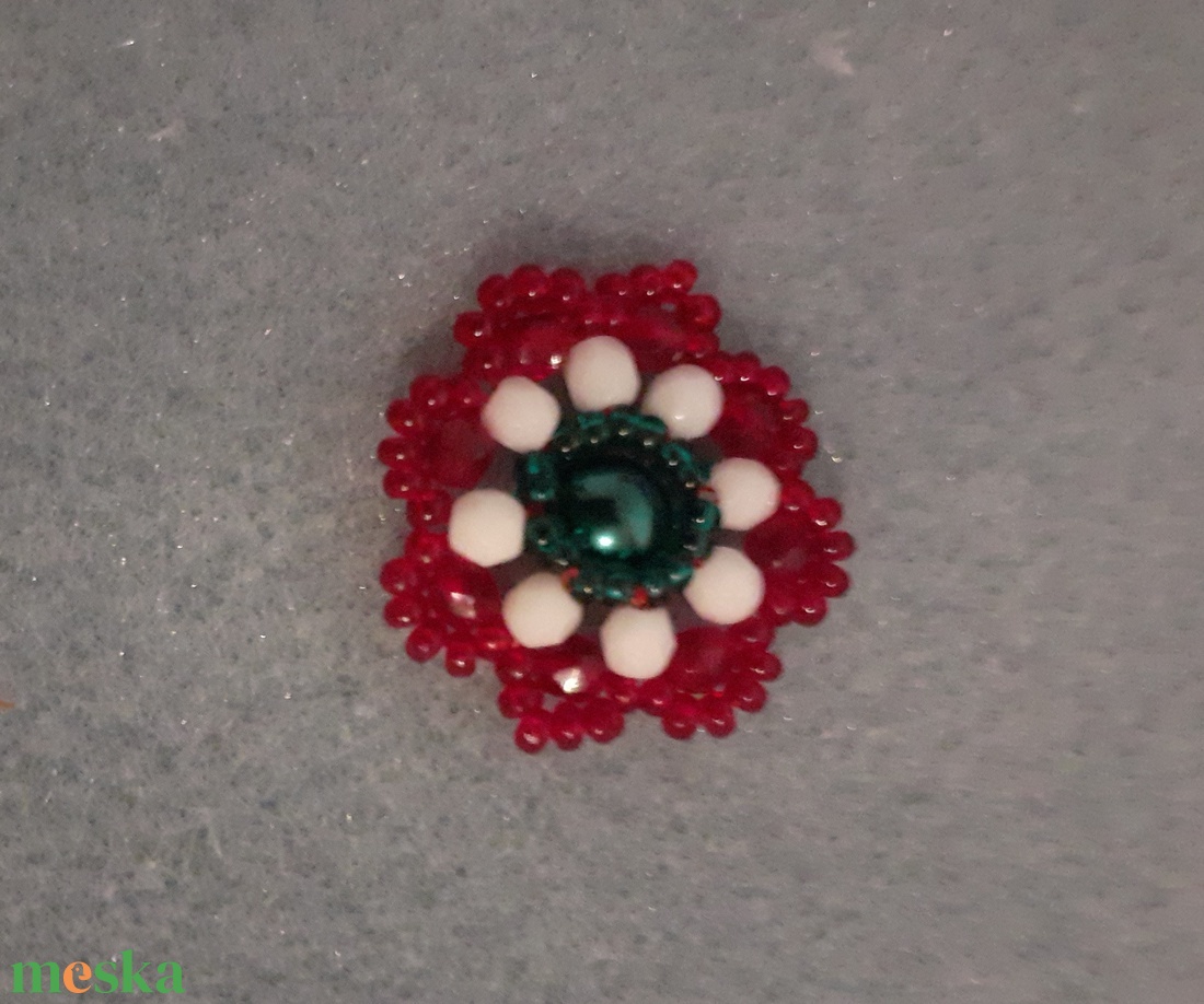 Gyöngykokárda - 4. - ékszer - kitűző és bross - Meska.hu