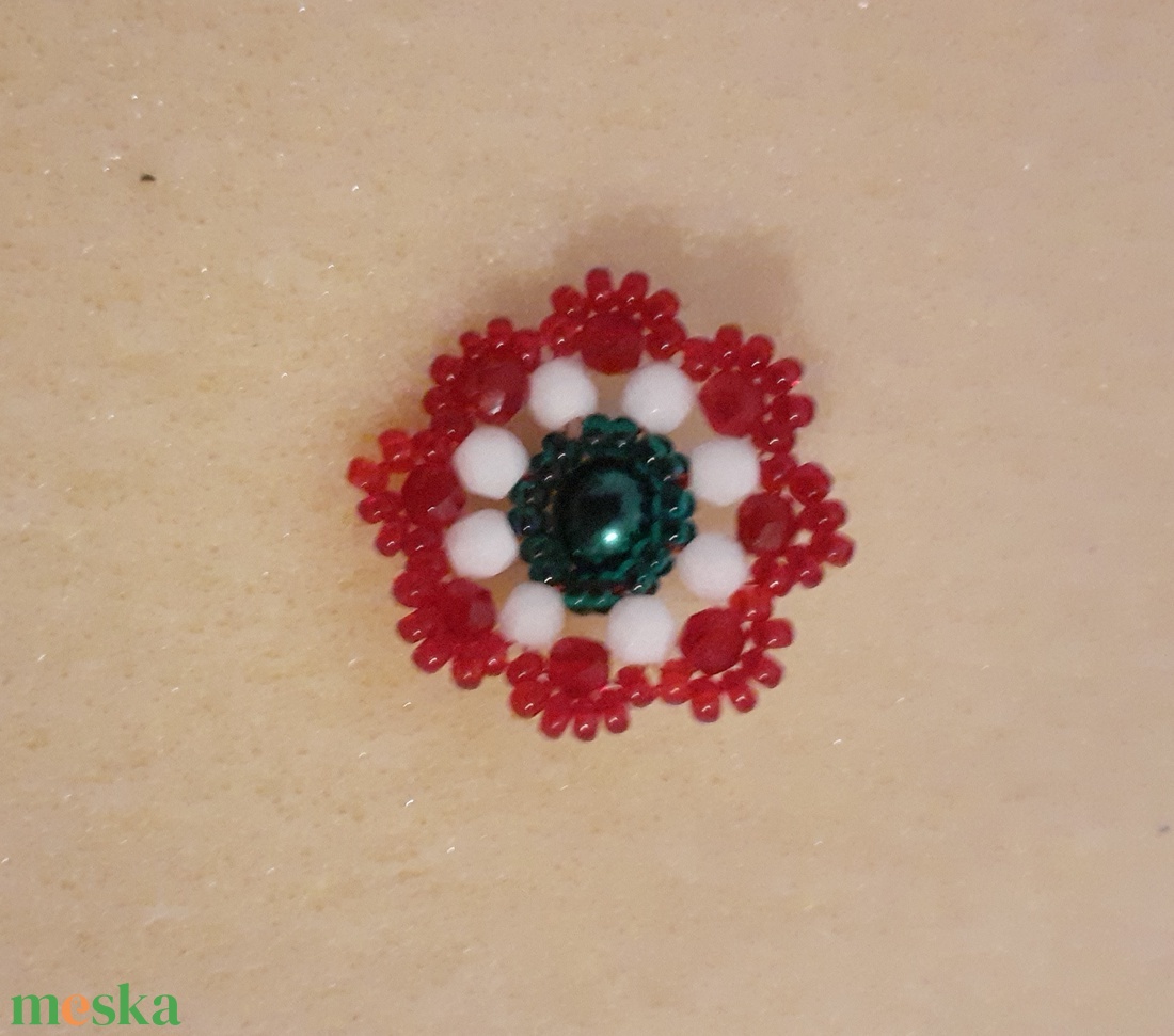 Gyöngykokárda - 4. - ékszer - kitűző és bross - Meska.hu