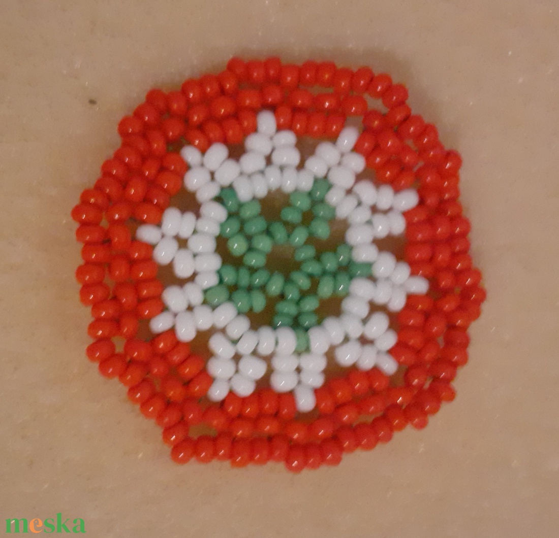 Gyöngykokárda - 6. - ékszer - kitűző és bross - Meska.hu