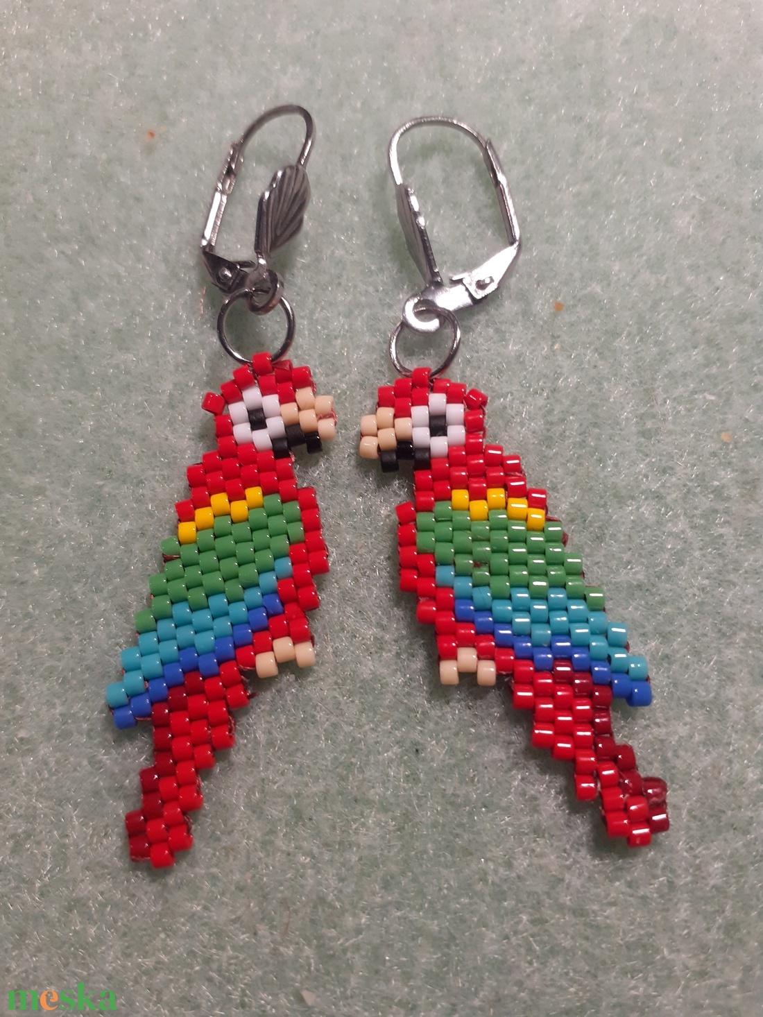 Ara papagáj gyöngy fülbevaló - ékszer - fülbevaló - lógó fülbevaló - Meska.hu