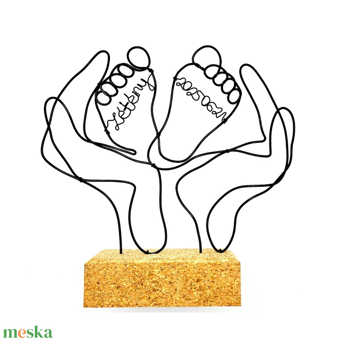 Lábacskák - drótból készült dekoráció személyre szabva egyedi névvel és dátummal - Babalátogató, Babaköszöntő ajándék - otthon & életmód - babaszoba, gyerekszoba - babaszoba dekoráció - Meska.hu