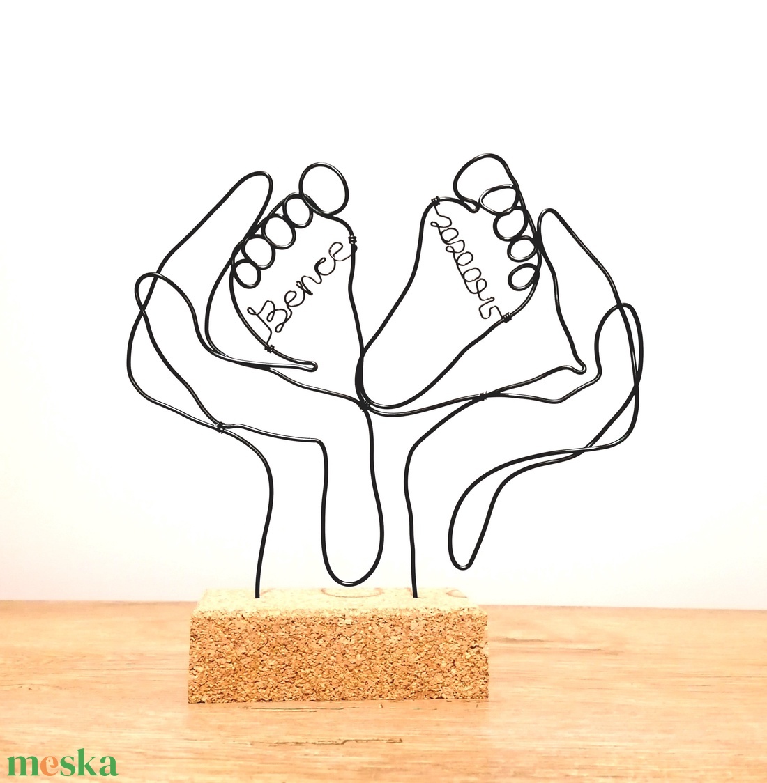 Lábacskák - drótból készült dekoráció személyre szabva egyedi névvel és dátummal - Babalátogató, Babaköszöntő ajándék - otthon & életmód - babaszoba, gyerekszoba - babaszoba dekoráció - Meska.hu