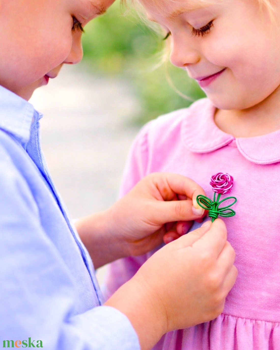 Egyedi, virágos kitűzők drótból - Praktikus nőnapi ajándék kislányoknak, hölgyeknek, tanároknak - Boldog nőnapot!  - ékszer - kitűző és bross - Meska.hu