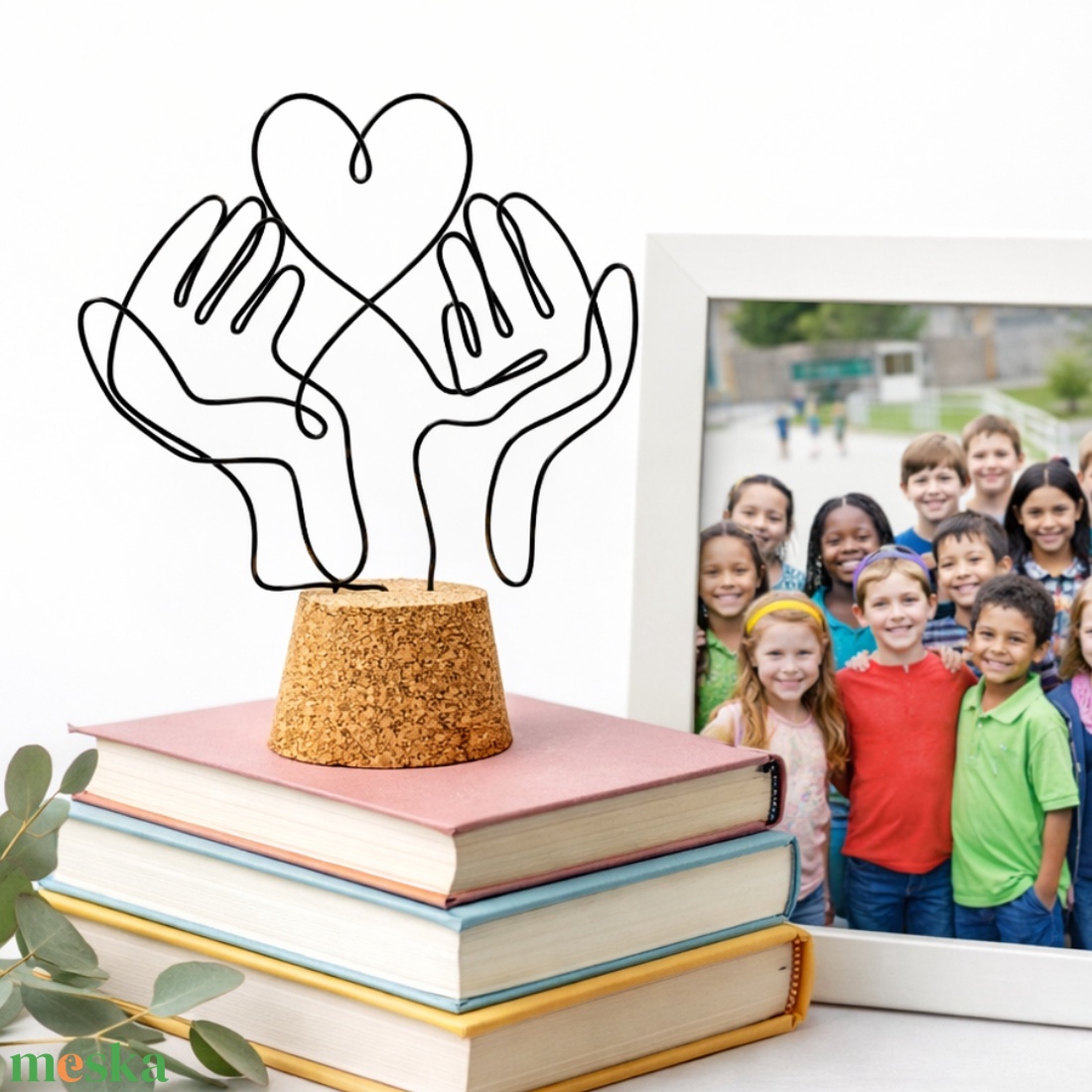 Ballagási búcsúajándék tanároknak, pedagógusoknak, óvónőknek � Szívet tartó kezek drótból - Pedagógusnapra, tanévzáróra - otthon & életmód - dekoráció - asztal és polc dekoráció - asztaldísz - Meska.hu
