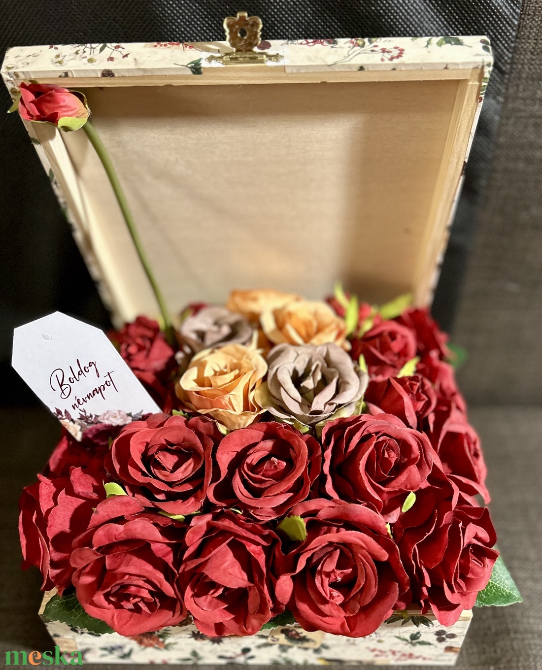 Rózsák díszdobozban - otthon & életmód - dekoráció - virágdísz és tartó - csokor & virágdísz - Meska.hu