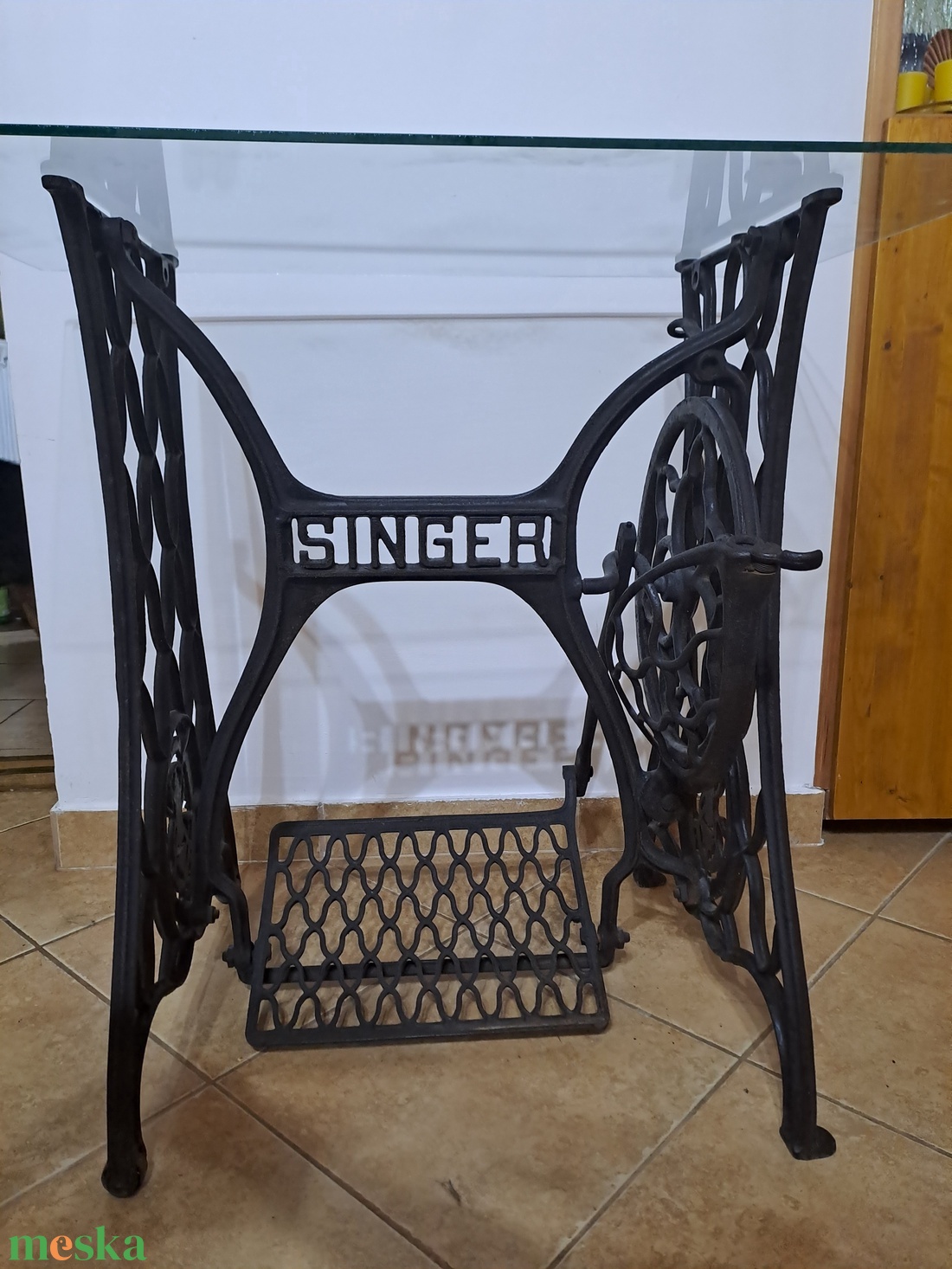 Üvegasztal Singer varróg�p l�bakon - otthon & életmód - bútor - asztal - Meska.hu