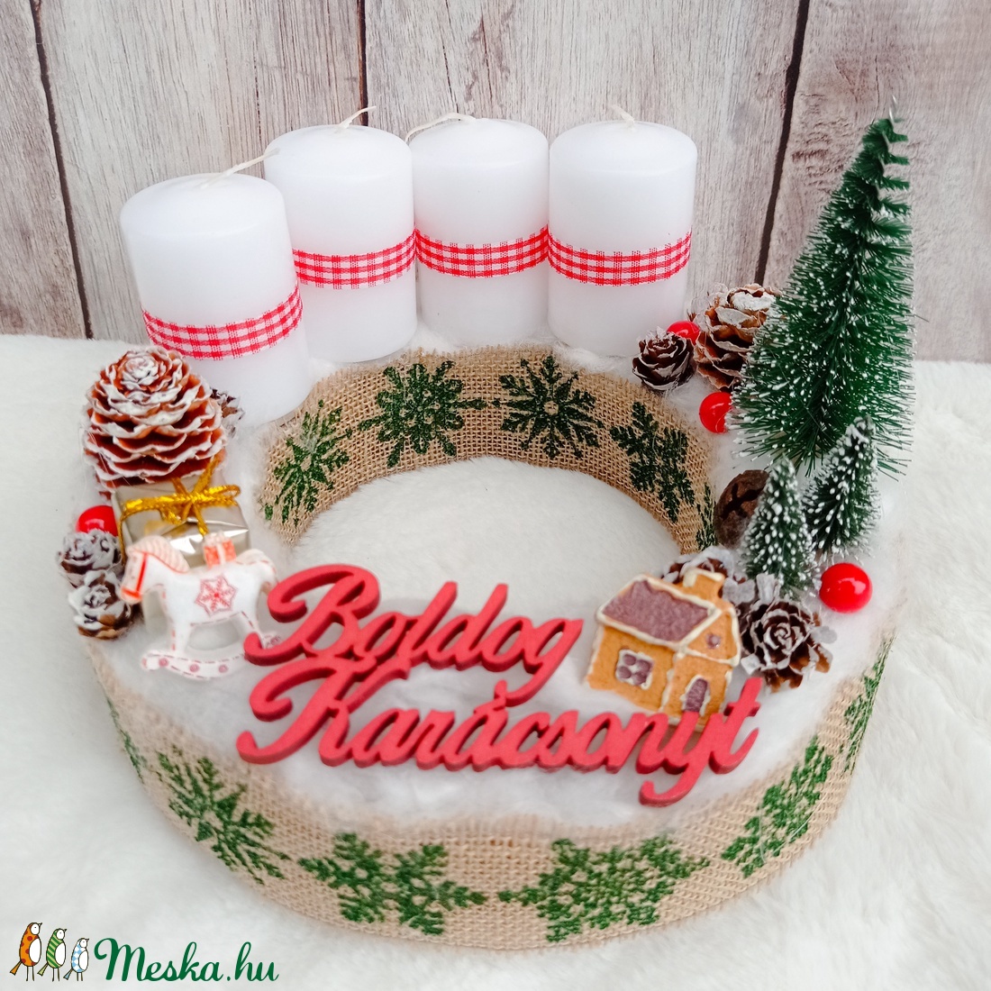 Adventi koszorú fenyőkkel, tobozokkal, mézeskalács házzal - karácsony - adventi díszek - adventi koszorú - Meska.hu