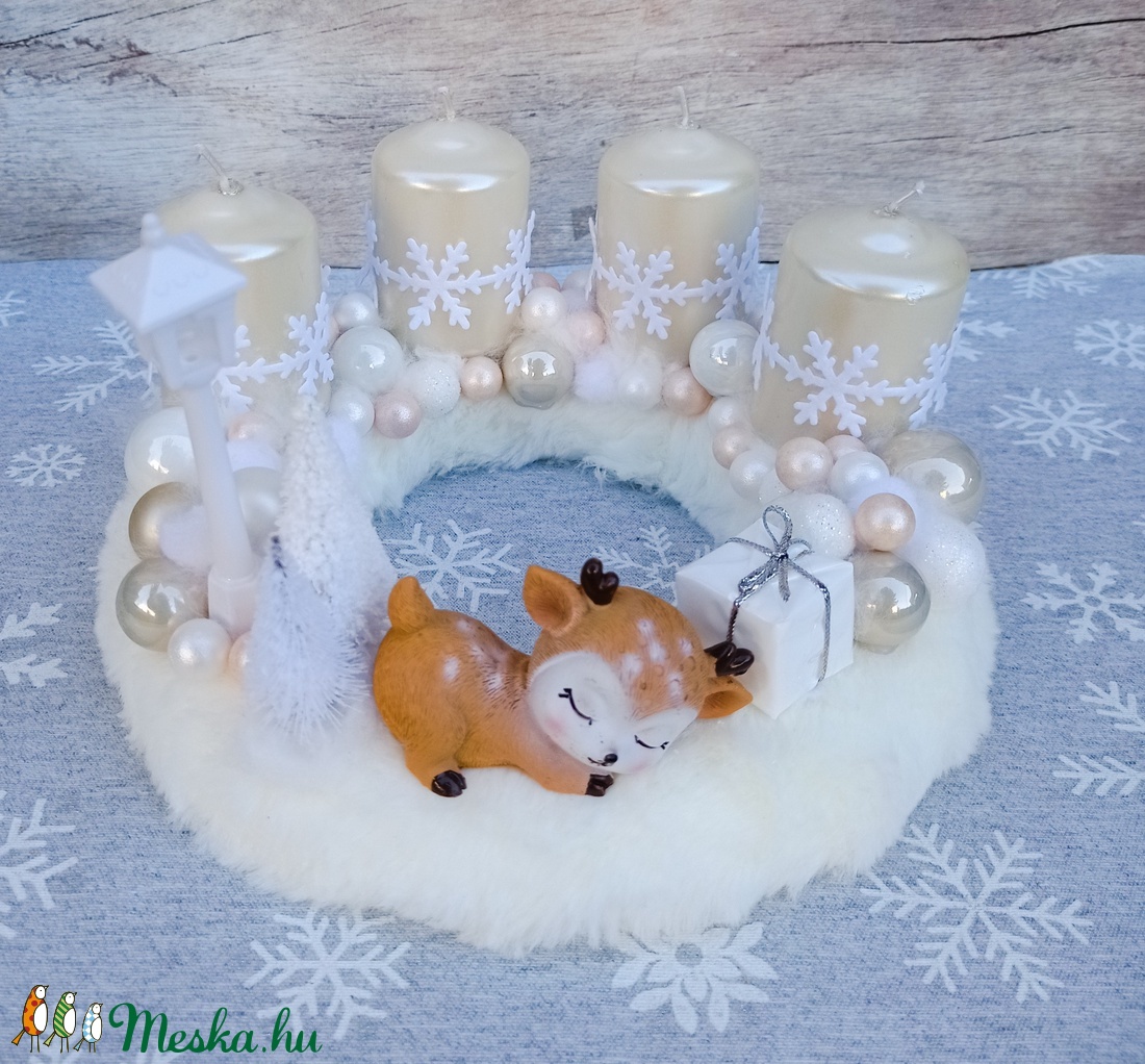 Krém adventi koszorú alvó Bambival, szőrmés alapon - karácsony - adventi díszek - adventi koszorú - Meska.hu