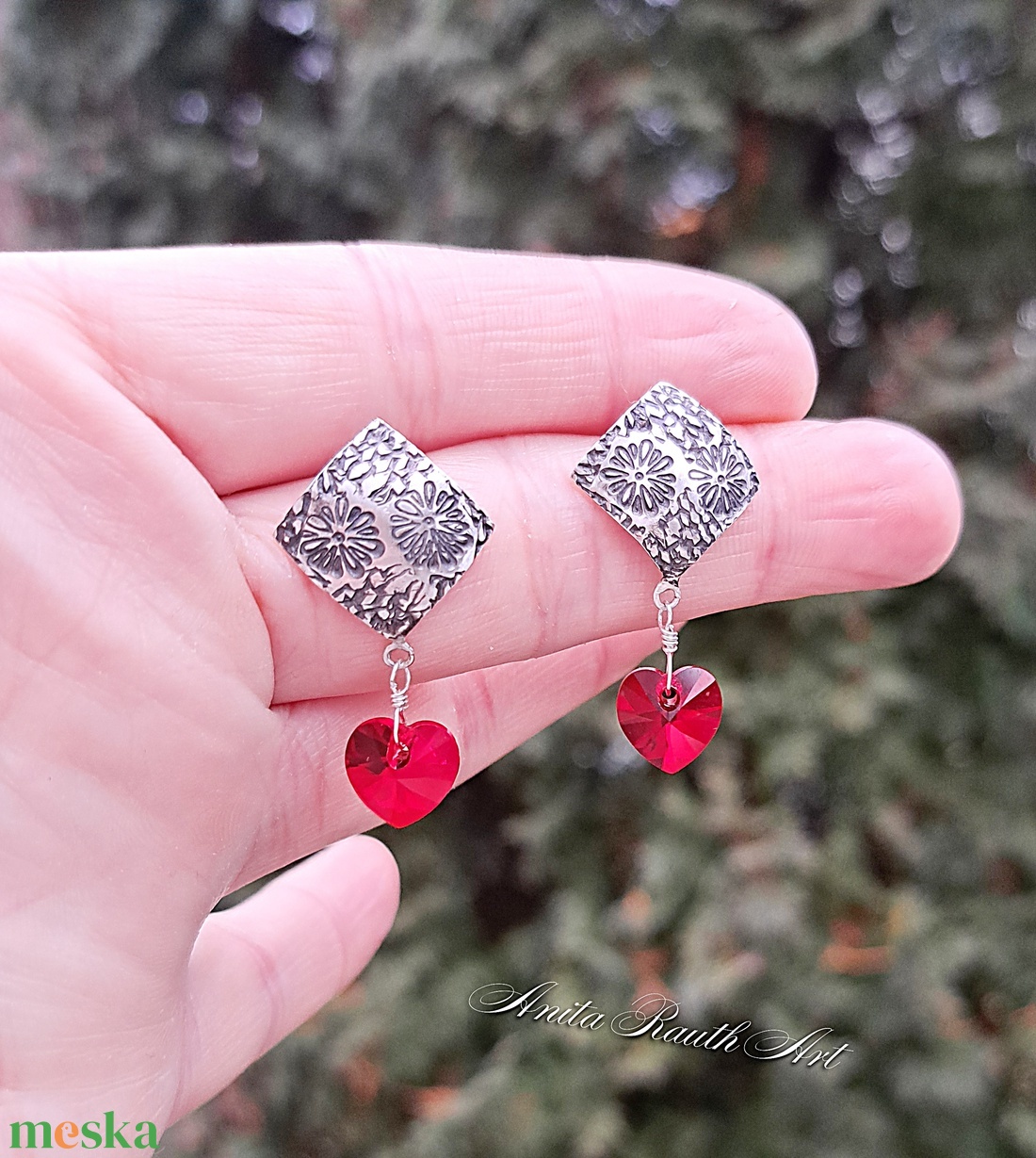 Virág mintás ezüst fülbevalók vörös Swarovski szívekkel - ékszer - fülbevaló - lógó fülbevaló - Meska.hu Virág mintás ezüst fülbevalók vörös Swarovski szívekkel - ékszer - fülbevaló - lógó fülbevaló - Meska.hu