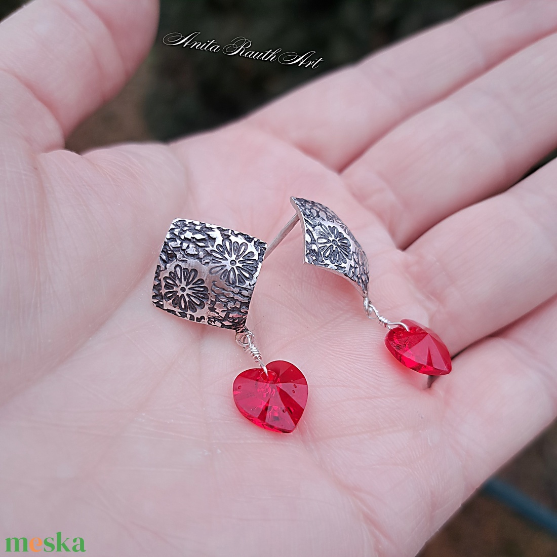 Virág mintás ezüst fülbevalók vörös Swarovski szívekkel - ékszer - fülbevaló - lógó fülbevaló - Meska.hu Virág mintás ezüst fülbevalók vörös Swarovski szívekkel - ékszer - fülbevaló - lógó fülbevaló - Meska.hu