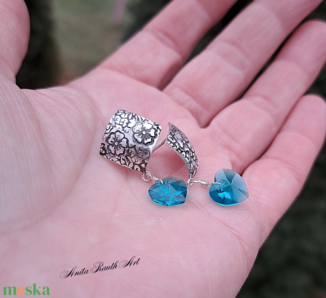 Virág mintás ezüst fülbevalók zöld Swarovski szívekkel - ékszer - fülbevaló - lógó fülbevaló - Meska.hu Virág mintás ezüst fülbevalók zöld Swarovski szívekkel - ékszer - fülbevaló - lógó fülbevaló - Meska.hu