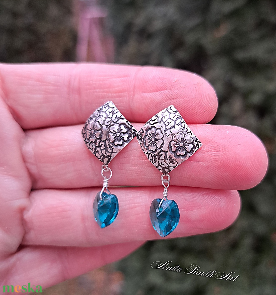 Virág mintás ezüst fülbevalók zöld Swarovski szívekkel - ékszer - fülbevaló - lógó fülbevaló - Meska.hu Virág mintás ezüst fülbevalók zöld Swarovski szívekkel - ékszer - fülbevaló - lógó fülbevaló - Meska.hu
