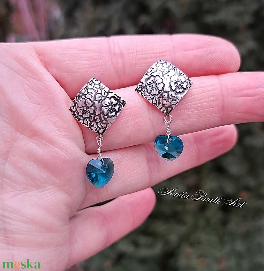 Virág mintás ezüst fülbevalók zöld Swarovski szívekkel - ékszer - fülbevaló - lógó fülbevaló - Meska.hu Virág mintás ezüst fülbevalók zöld Swarovski szívekkel - ékszer - fülbevaló - lógó fülbevaló - Meska.hu