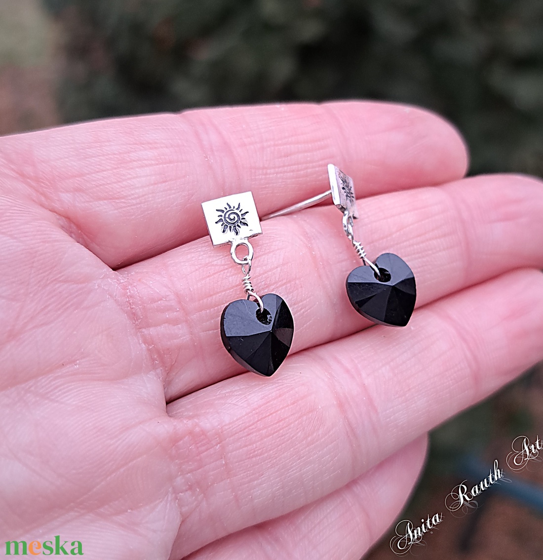 Virág mintás ezüst fülbevalók fekete Swarovski szívekkel - ékszer - fülbevaló - lógó fülbevaló - Meska.hu Virág mintás ezüst fülbevalók fekete Swarovski szívekkel - ékszer - fülbevaló - lógó fülbevaló - Meska.hu