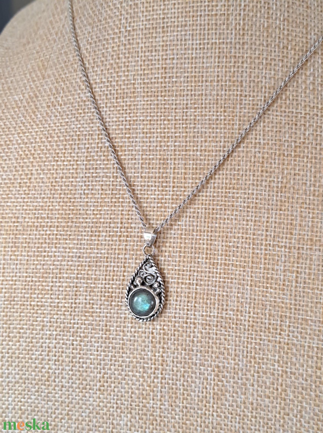 Labradorit medál cseppformájú keretben -  kék fényjátékkal - ékszer - nyaklánc - medál - Meska.hu