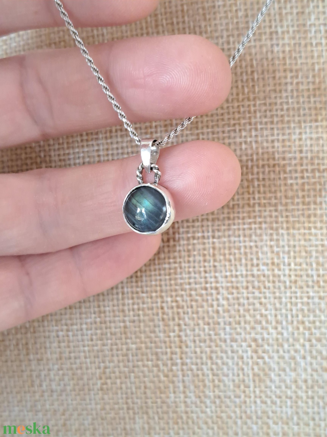 Kis kerek Labradorit medál - kék árnyalattal - ékszer - nyaklánc - medál - Meska.hu