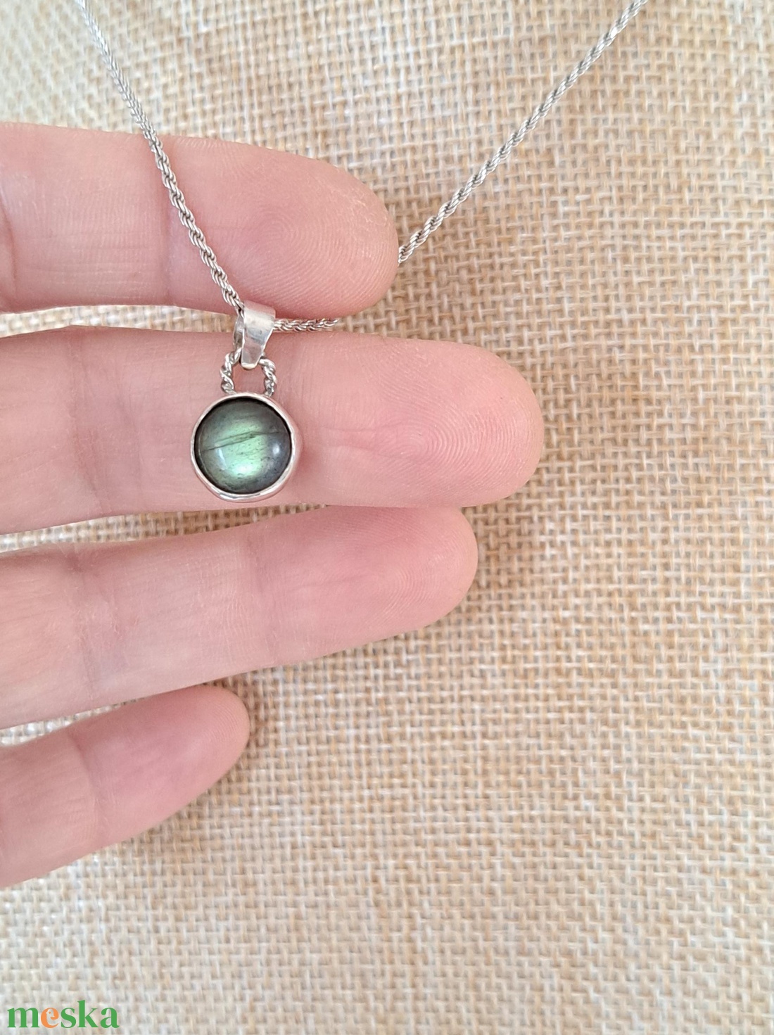 Kis kerek Labradorit medál - zöld árnyalattal - ékszer - nyaklánc - medál - Meska.hu