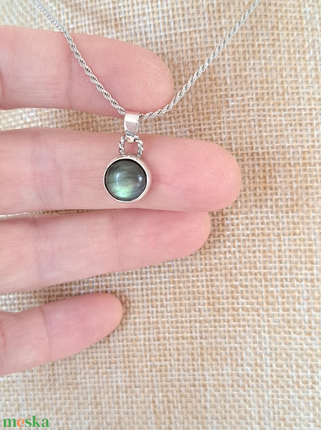 Kis kerek Labradorit medál - zöld árnyalattal - ékszer - nyaklánc - medál - Meska.hu