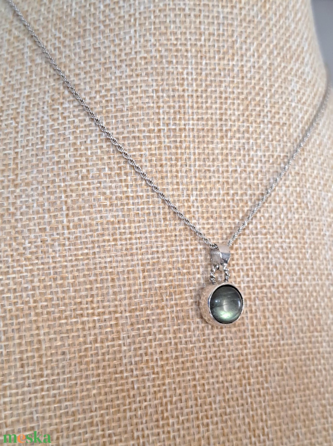 Kis kerek Labradorit medál - zöld árnyalattal - ékszer - nyaklánc - medál - Meska.hu