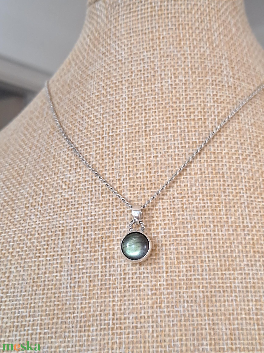Kis kerek Labradorit medál - zöld árnyalattal - ékszer - nyaklánc - medál - Meska.hu