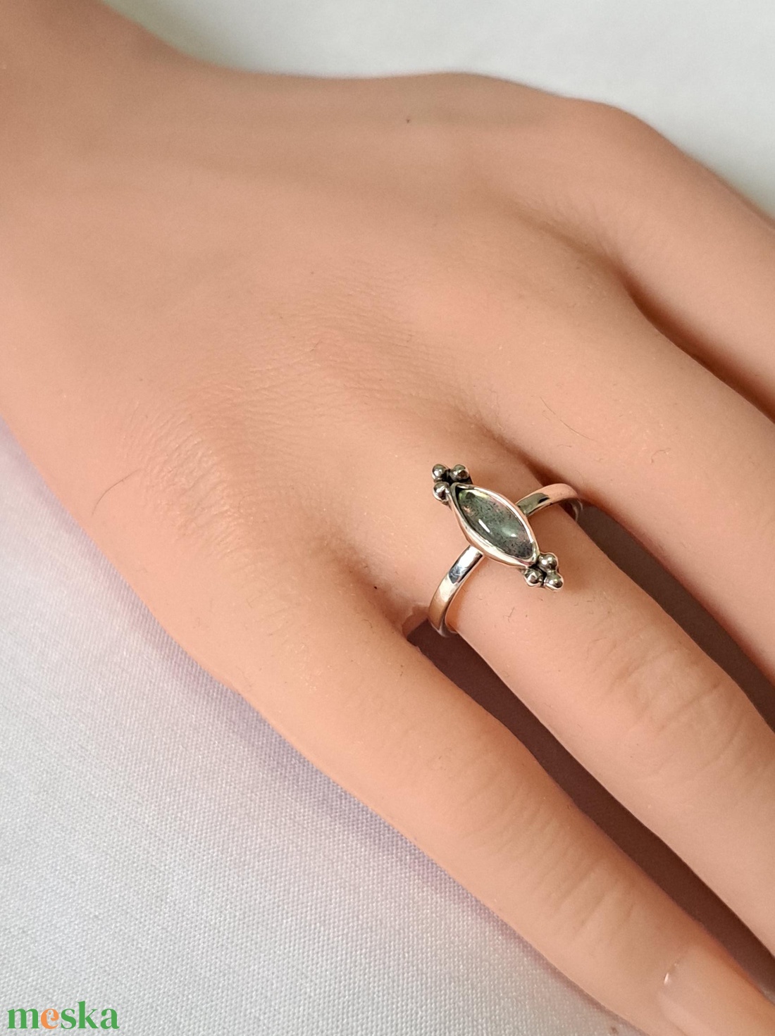 Pici labradorit gyűrűben - ékszer - gyűrű - statement gyűrű - Meska.hu