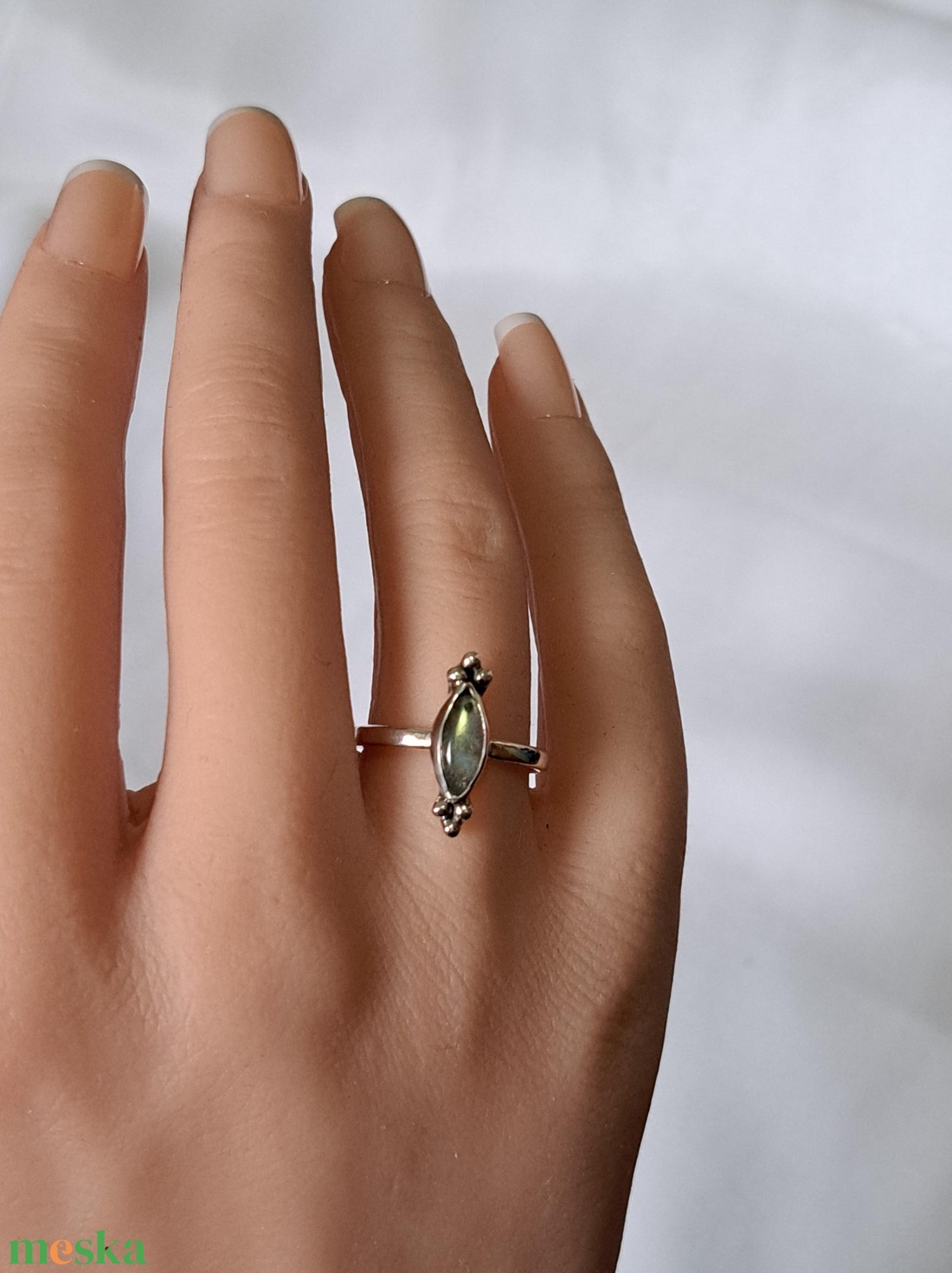 Pici labradorit gyűrűben - ékszer - gyűrű - statement gyűrű - Meska.hu