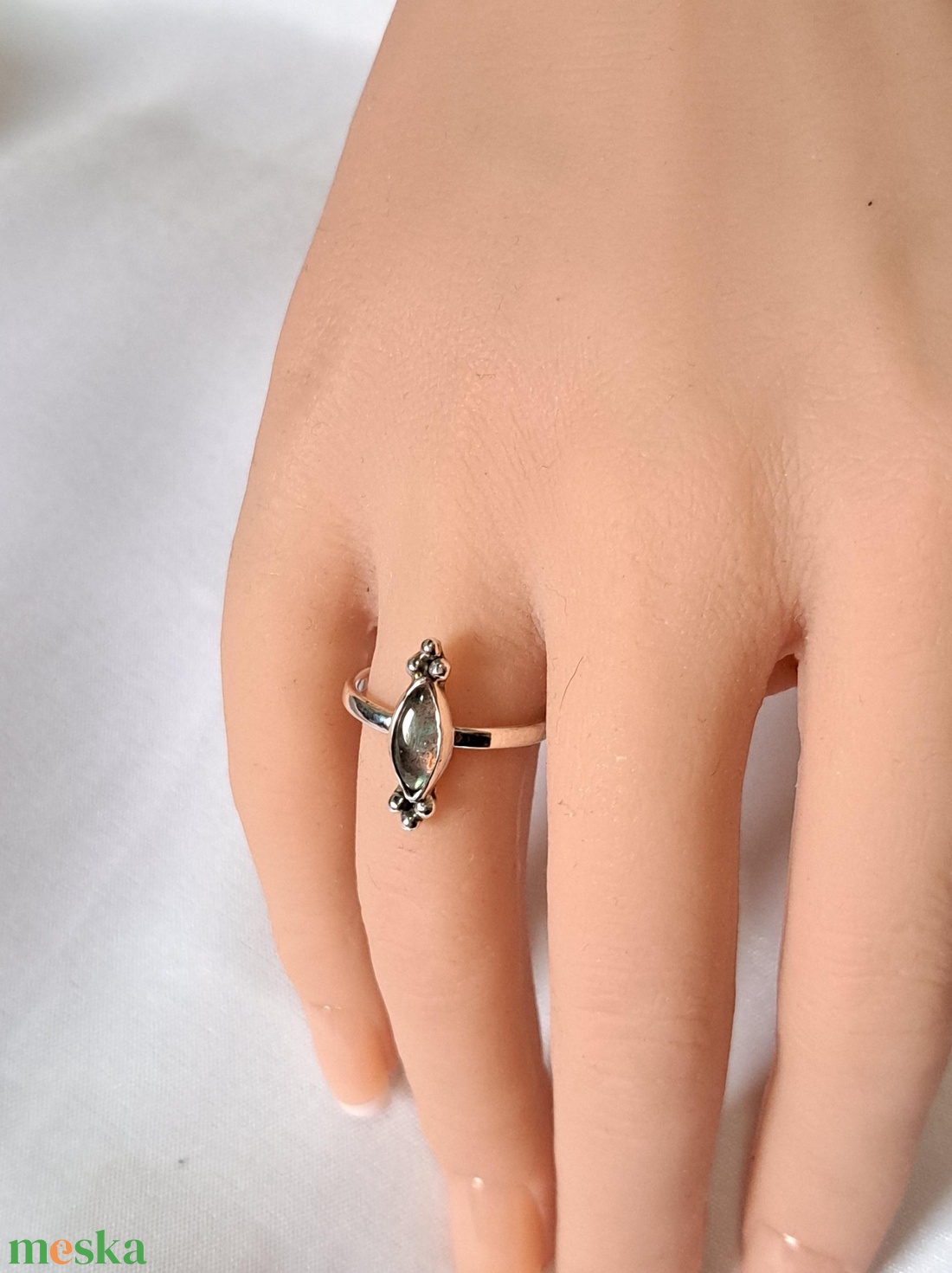 Pici labradorit gyűrűben - ékszer - gyűrű - statement gyűrű - Meska.hu