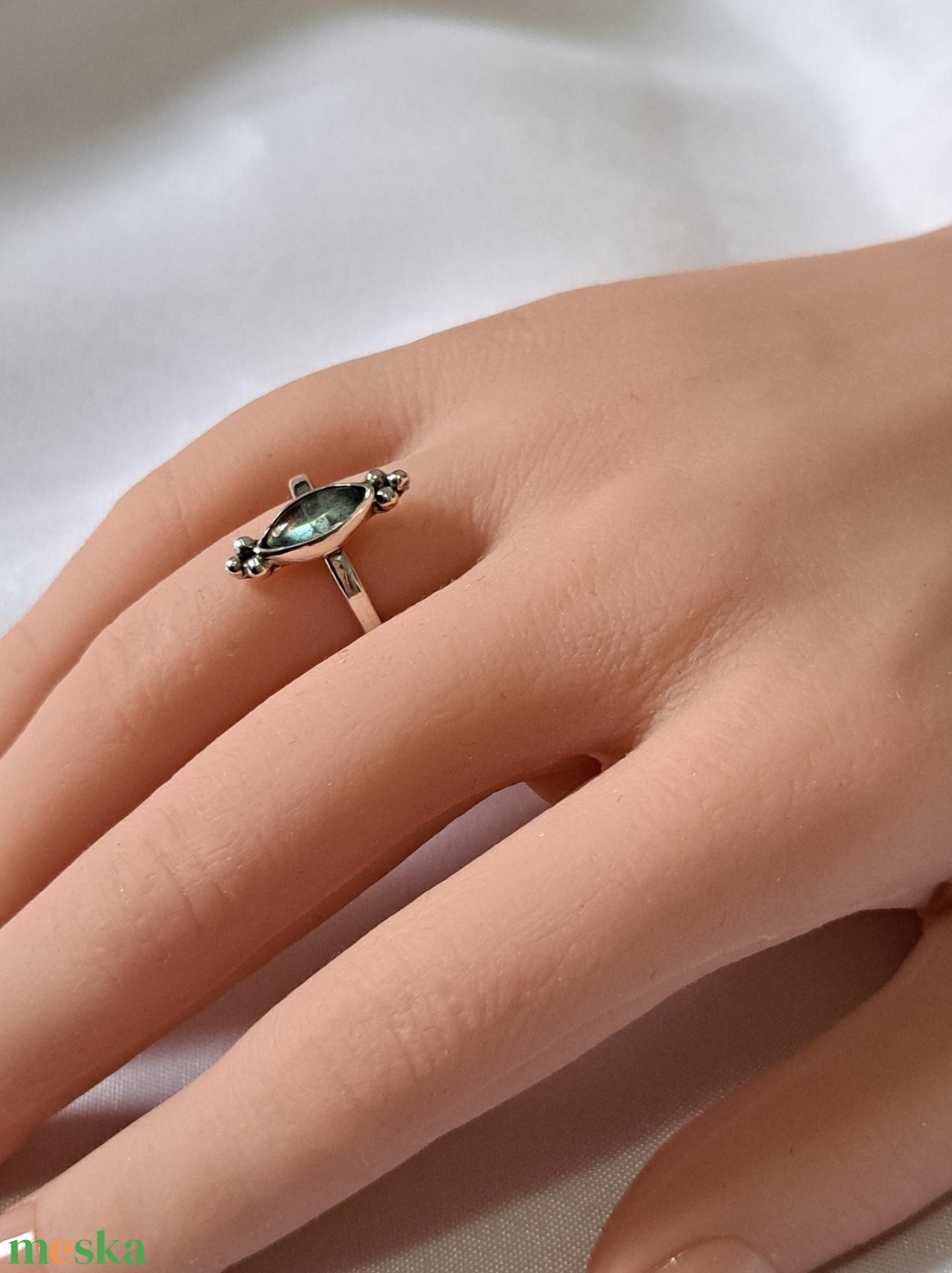 Pici labradorit gyűrűben - ékszer - gyűrű - statement gyűrű - Meska.hu