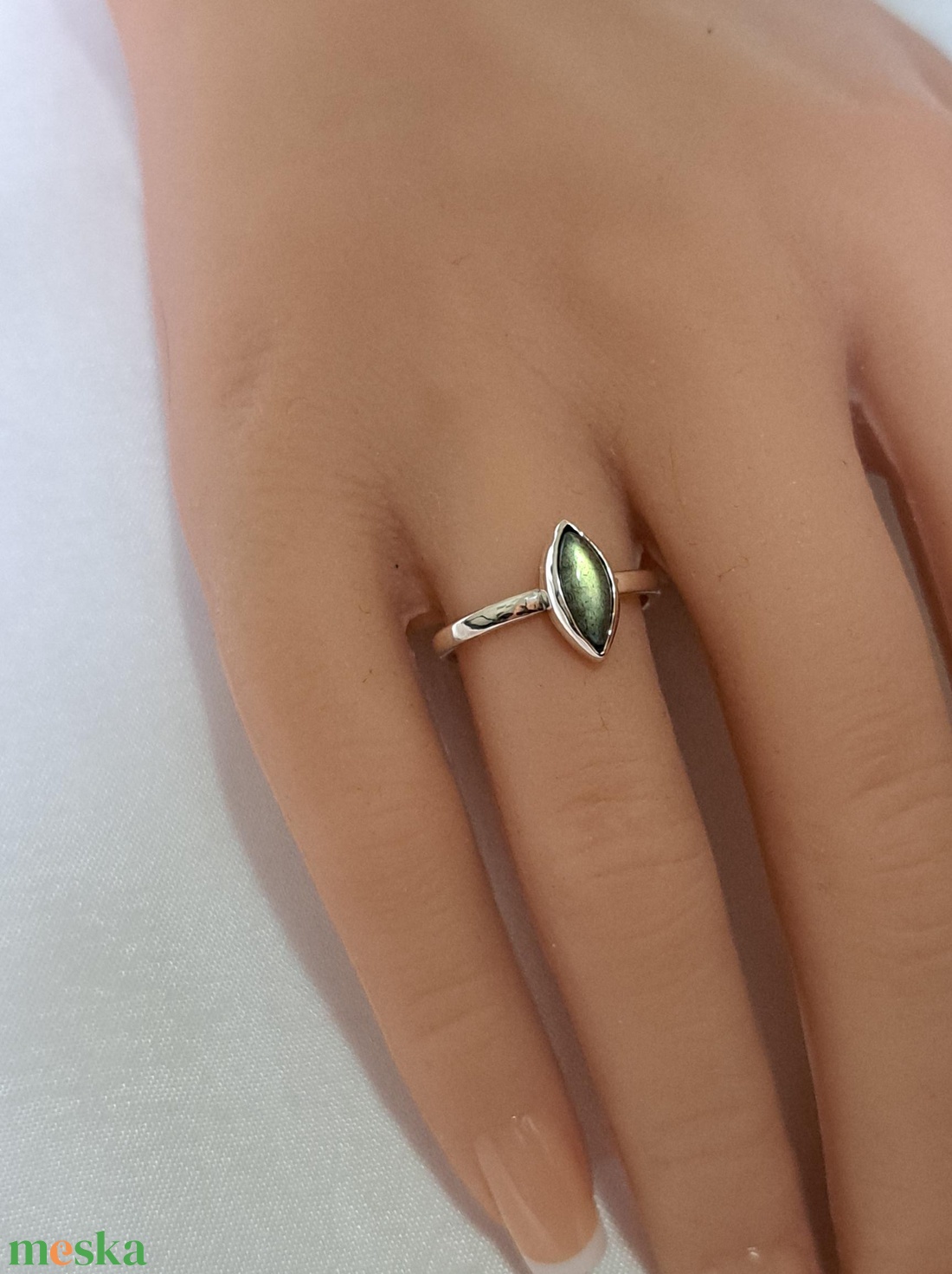 Pici labradorit gyűrűben - ékszer - gyűrű - statement gyűrű - Meska.hu